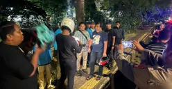 Situasi saat penangkapan juru parkir yang melakukan pungli di Jalan Gading Kirana, tepatnya samping Lotte Mart, Kelapa Gading Barat, Jakarta Utara. (Sumber: Dok Polsek Kelapa Gading)