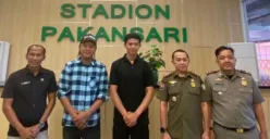 Tampang pemilik akun instagram @_bemskuy saat menyampaikan permohonan maaf di ruang VVIP Stadion Pakansari, Kabupaten Bogor. (Sumber: instagram/@lapor_pakbupati)