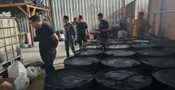 Polisi menggerebek rumah produksi oli palsu di Jalan Rawa Kompeni Nomor 118 C, Kelurahan Benda, Kecamatan Benda, Kota Tangerang, Rabu, 16 Juli 2025. (Sumber: Dok. Polres Metro Tangerang Kota)