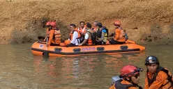 Gubernur Banten, Andra Soni bersama Wali Kota Tangsel, Benyamin Davnie dan Wali Kota Tangerang, Sachrudin, melakukan susur sungai di Kali Angke pada Rabu 23 Juli 2025. (Sumber: POSKOTA | Foto: Primayanti)