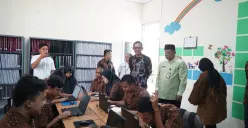 Peninjauan program Terang Aksara PLN Unit Induk Distribusi Jakarta Raya dengan menyediaakan fasilitas dan pelatihan teknologi bagi siswa difabel di Panti Sosial Bina Netra Rungu Wicara Cahaya Batin, Jakarta Timur (Sumber: Dok. PLN UID Jakarta Raya)