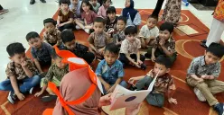 Anak-anak mendengarkan dongeng oleh pendongeng saat Hari Anak Nasional di Kantor Wali Kota Jakarta Barat, Kamis, 24 Juli 2025. (Sumber: Poskota/Pandi Ramedhan)