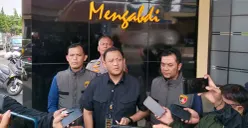 Kasat Reskrim Polres Cimahi, AKP Dimas Charis Suryo Nugroho (tengah), memberikan keterangan kepada sejumlah wartawan terkait kasus dugaan pemalsuan akta perusahaan milik bersama, Kamis 24 Juli 2025. (Sumber: POSKOTA | Foto: Gatot Poedji Utomo)
