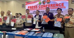 Polres Bandara Soetta menunjukkan barang bukti pengungkapan kasus penyelundupan benih lobster dalam ekspose perkara pada Kamis, 24 Juli 2025. (Sumber: POSKOTA | Foto: Primayanti)