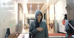 Artis Erika Carlina mendatangi Direktorat Reserse Kriminal Umum (Ditreskrimum) Polda Metro Jaya seorang diri tanpa pendamping pada Kamis, 24 Juli 2025 malam WIB. (Sumber: Poskota/Ali Mansur)