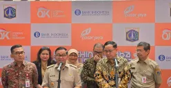 Gubernur Jakarta Pramono Anung bersama Bank Jakarta di Pasar Mayestyk, Kebayoran Baru, Jakarta Selatan, kemarin. (Sumber: Dok. Bank Jakarta)