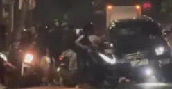 Kecelakaan mobil fortuner tabrak mobil tangki air di Jalan Raya Kapuk, Cengkareng, Jakarta Barat, Sabtu, 26 Juli 2025 dini hari. (Sumber: Instagram/warga.jakbar)