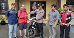 Kapolsek Beji, Kompol Josman Harianja berserta Kanit Reskrim Iptu Yuda menyerah terimakan kendaraan motor yang hilang berhasil dikembalikan kepada korban di Mapolsek Beji. (Sumber: Polsek Beji)