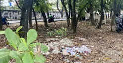 Area di seberang Stasiun Poris, Kecamatan Cipondoh, Kota Tangerang, kumuh karena sampah yang dibiarkan berserakan pada Minggu, 27 Juli 2025. (Sumber: POSKOTA | Foto: Primayanti)