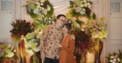 Putri semata wayang Ikke Nurjanah dari pernikahan dengan Aldi Bragi, yakni Siti Adira Kania resmi menikah dengan pria bernama Adrian. (Sumber: Instagram/@adirakania)