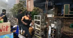 Sejumlah pedagang hanya bisa menyelamatkan sedikit aset mereka saat kebakaran hebat terjadi di Pasar Taman Puring, Jakarta, pada Senin, 28 Juli 2025. (Sumber: POSKOTA | Foto: Ali Mansur)