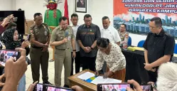 Wali Kota Jakarta Utara, Hendra Hidayat saat menyaksikan penandatanganan kontrak warga eks Kampung Bayam yang akan menghuni HPPO JIS di Kantor Wali Kota Kota Jakarta Utara, Selasa, 29 Juli 2025. (Sumber: Kominfotik Pemprov DKI Jakarta)