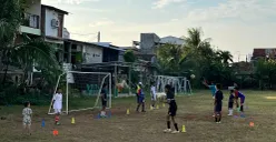 Sejumlah anak dan remaja sedang bermain sepak bola di lapangan dekat Mapolsek Palmerah, Jakarta Barat. (Sumber: POSKOTA | Foto: Pandi Ramedhan)