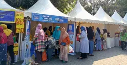 Suasana pasar murah di kantor Kelurahan Teluk Pucung, Kota Bekasi pada Kamis, 31 Juli 2025. (Sumber: POSKOTA | Foto: Nurpini Aulia Rapika)