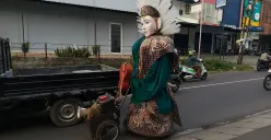 Pengamen ondel-ondel di Jakarta Selatan, Senin, 2 Juni 2025. (Sumber: Poskota/Ali Mansur)