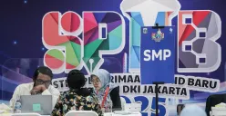 Dinas Pendidikan DKI Jakarta melayani aduan orang tua siswa di Posko Layanan Seleksi Penerimaan Murid Baru (SPMB), Gedung Dinas Pendidikan DKI Jakarta, Selasa, 3 Juni 2025. (Sumber: Poskota/Bilal Nugraha Ginanjar)