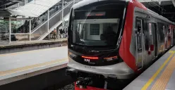 Rangkaian kereta rel listrik (KRL) baru seri Commuter Line Indonesia (CLI)-125 memasuki peron saat pengoperasian perdana di Stasiun Tanah Abang, Jakarta, Minggu, 1 Juni 2025. (Sumber: Poskota/Bilal Nugraha Ginanjar)