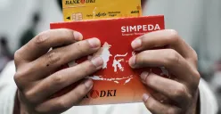 Penerima beasiswa mengambil buku Tabungan dan Kartu Jakarta Mahasiswa Unggul (KJMU) di Kantor Dinas Pendidikan, DKI Jakarta, Selasa, 3 Juni 2025. (Sumber: Poskota/Bilal Nugraha Ginanjar)