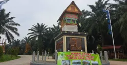 Spanduk minta gnati rugi dampak proyek Bendungan Karian, terpampang di pandmark jalur masuk bendungan di Desa Tambak, Kecamatan Cimarga, Kabupaten Lebak. (Sumber: Dok. Warga)