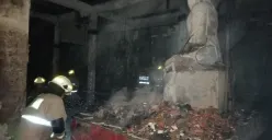 Petugas damkar mencoba memadamkan api dalam peristiwa kebakaran Vihara di kawasan Cilincing, Jakarta Utara, Senin, 9 Juni 2025. (Sumber: Dok. Damkar)