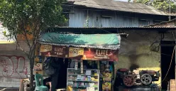 Suasana warung sembako di kawasan Kelurahan Semper Barat, Kecamatan Cilincing, Jakarta Utara, yang dibobol maling, Senin, 9 Juni 2025. (Sumber: Poskota/Pandi Ramedhan)