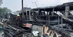 Puluhan bangkai bus Transjakarta di Terminal Mobil Barang (TMB) Rawa Buaya, Cengkareng, Jakarta Barat, terbakar, Selasa, 10 Juni 2025. (Sumber: POSKOTA | Foto: Pandi Ramedhan)