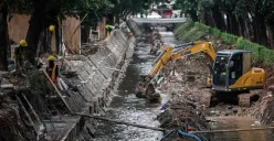 Ilustrasi, pekerja menyelesaikan perbaikan turap Kali Ciliwung di Jalan Minangkabau, Setiabudi, Jakarta Selatan, Rabu, 11 Juni 2025. (Sumber: Poskota/Bilal Nugraha Ginanjar)