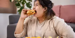 Makanan menjadi salah satu penyebab kesehatan mental. (Sumber: Freepik/studioredcup)