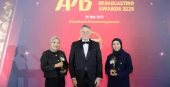 Penyerahan penghargaan APB+ Awards 2025 oleh CEO Charlton Media Group, Tim Charlton, kepada Nuon. (Sumber: Dok. Telkom)