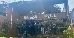 Kondisi bangunan warung makan “Kampung Kecil” di Serpong BSD City, Kota Tangerang Selatan seusai terbakar, Jumat, 13 Juni 2025. (Sumber: Poskota/Primayanti Juli Kumala)