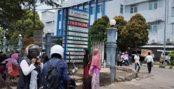 Sejumlah warga saat hendak berkunjung ke RSUD Adjidarmo di Rangkasbitung, Lebak. (Sumber: Istimewa)