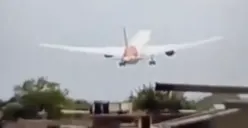 Sebuah video merekam detik-detik pesawat Air India jatuh tak lama setelah lepas landas di kota Ahmedabad, India barat, pada hari Kamis, 12 Juni 2025. (Sumber: X/@rajput_of_india)