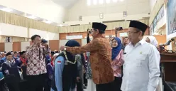 PLH Dirjen Pelaksanaan Haji dan Umroh Kementerian Republik Indonesia, Abu Rokhmat, menyambut kepulangan Jamaah haji kloter pertama asal kabupaten Bekasi di Asrama Haji Kota Bekasi, Kamis, 12 Juni 2025. (Sumber: Dokumentasi Pribadi)