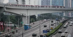 Sejumlah kendaraan melintas di Jalan Sudirman dan Jalan Gatot Subroto, Jakarta. (Sumber: Poskota/Bilal Nugraha Ginanjar)