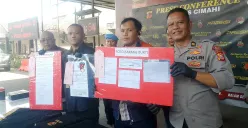 Jajaran Polres Cimahi melaksanakan press conference Ungkap Kasus Tipu Gelap, di Mako Polres Cimahi, Sabtu 24 Juni 2025. (Sumber: POSKOTA | Foto: Gatot Poedji Utomo)