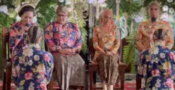 Al Ghazali melakukan sungkeman kepada orang tuanya dalam prosesi siraman adat Jawa. (Sumber: Instagram/@reinitaarlin)