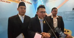 Ketua HIPMI Kota Cimahi,  Aria Putra Perdana, (tengah), memberikan pernyataan kepada awak media di Cimahi. (Sumber: POSKOTA | Foto: Gatot Poedji Utomo)