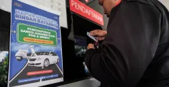 Ilustrasi pembayaran pajak kendaraan. (Sumber: Poskota/Bilal Nugraha Ginanjar)