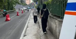 Trotoar di sekitar Mal GI, Jakarta Pusat, dipangkas. (Sumber: X/@drhaltekehalte)