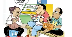 Tiga sahabat sedang berbincang santai di warteg sambil menikmati makanan dan minuman. Salah satu dari mereka menyampaikan pertanyaan tajam tentang pemekaran wilayah dengan gaya humor. (Sumber: Poskota/Arif Setiadi)