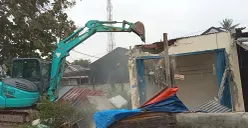 Bangunan di sepanjang jalan tanggul, kampung gabus, desa Srimukti, Kecamatan Tambun Utara, Kabupaten Bekasi di bongkar usai KDM melakukan sidak dadakan beberapa waktu lalu. (Sumber: Istimewa)