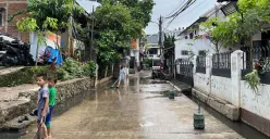 Warga Kelurahan Petogogan, Jakarta Selatan, sedang membersihkan sisa air seusai banjir, Rabu, 18 Juni 2025. (Sumber: Poskota/Pandi Ramedhan)