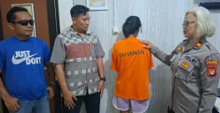 Kapolsek Tajurhalang, Iptu Tamar Bekti didampingi Kanit Reskrim Ipda Mareben Simarsoit dan tim opsnal berhasil meringkus ibu muda spesialis pencuri HP, Selasa, 17 Juni 2025. (Sumber: Poskota/Angga Pahlevi)
