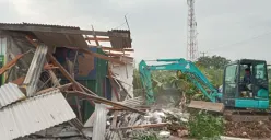 Proses penertiban bangunan di Jalan Tanggul Kong Isah, Kampung Gabus, Desa Srimukti, Kecamatan Tambun Utara, Kabupaten Bekasi, Rabu, 18 Juni 2025. (Sumber: Poskota/Nurpini Aulia Rapika)