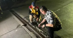 Anggota DPRD Jakarta, Hardiyanto Kenneth, tinjau jalan rusak di Jembatan Dua, Jakarta Utara, Kamis, 19 Juni 2025 malam. (Sumber: Poskota/Pandi Ramedhan)