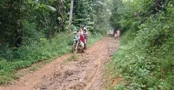 Kondisi jalan di wilayah Desa Bojongsalam, Kecamatan Rongga, Kabupaten Bandung Barat, yang tak pernah diperbaiki. (Foto: Gatot Poedji Utomo)