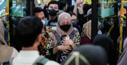 Ilustrasi penumpang transportasi umum. (Sumber: Poskota/Bilal Nugraha Ginanjar)