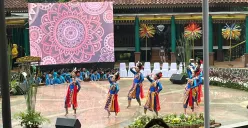 Staf Satuan Pelaksana Edukasi dan Informasi Unit Pengelola Perkampungan Betawi, Riri. (Sumber: POSKOTA | Foto: M Tegar Jihad)