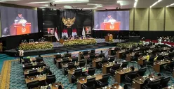 Gubernur Jakarta, Pramono Anung, saat paripurna bersama anggota dewan di DPRD Jakarta, Minggu, 22 Juni 2025. (Sumber: POSKOTA | Foto: Pandi Ramedhan)
