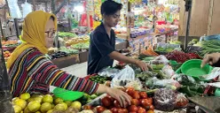 Suasana di pasar tradisional Tomang Barat, Grogol Petamburan, Jakarta Barat, Senin, 23 Juni 2025. (Sumber: POSKOTA | Foto: Pandi Ramedhan)